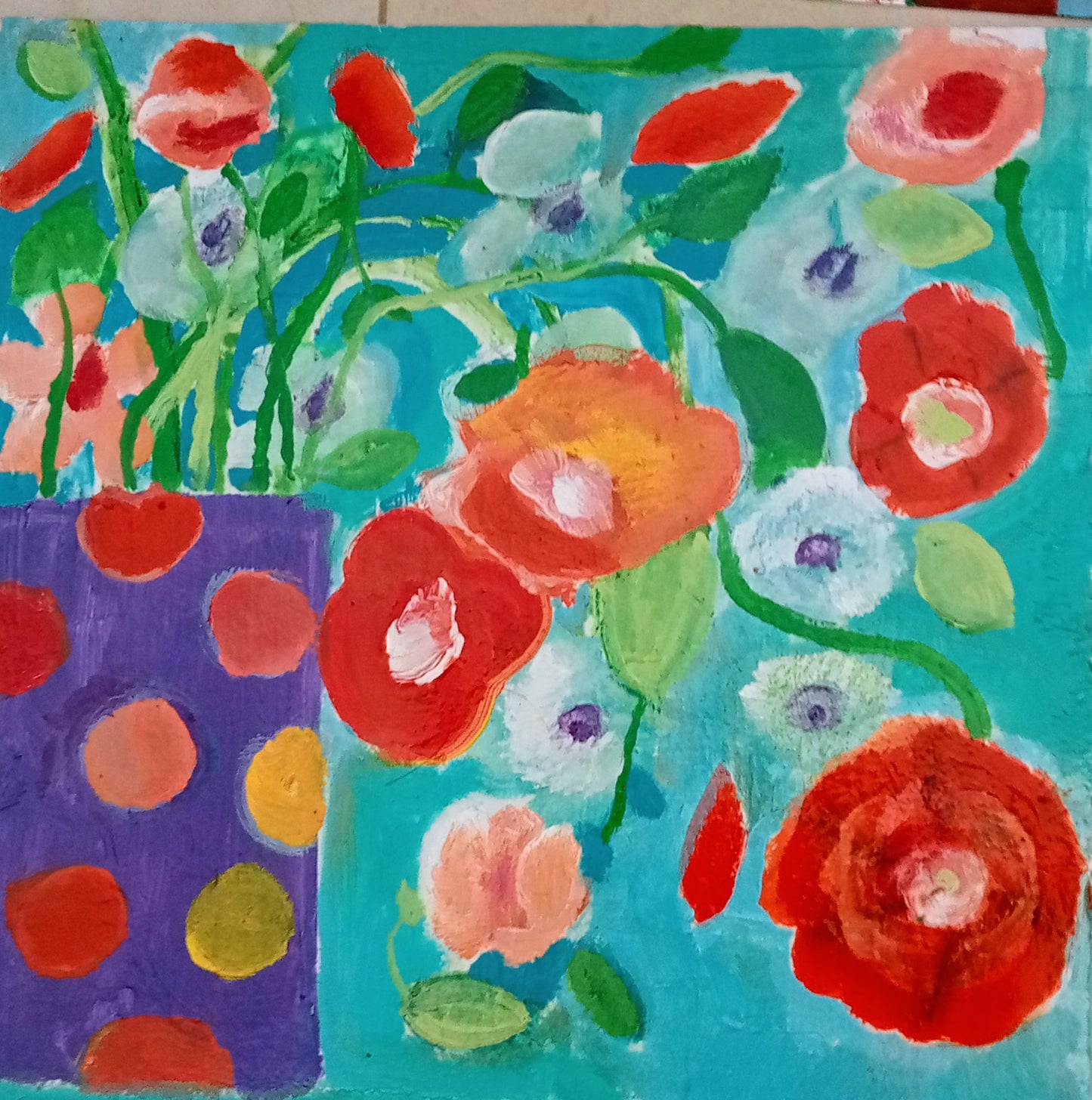 066 Vaso a pois con fiori rossi